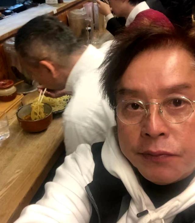 73岁谭咏麟与高挑美女十指紧扣逛街,女方疑是51岁红颜知己朱咏婷