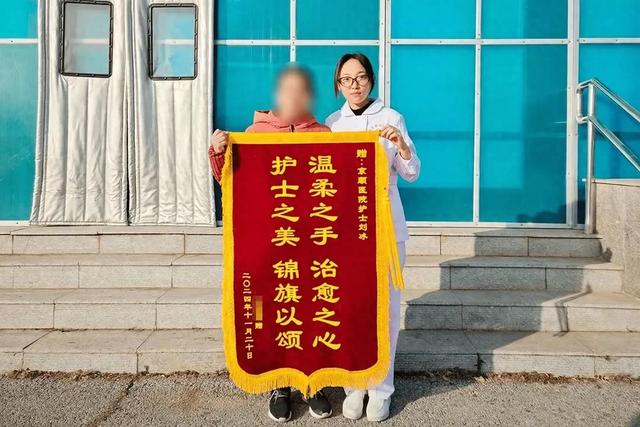 北京街头生死营救;短裙护士与生命赛跑,生死瞬间命运的十字路口