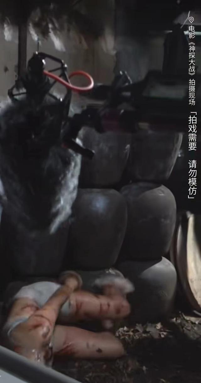 《神探大战》阿sa太敬业,穿内衣走臭水沟,嘴里含球被裹保鲜膜
