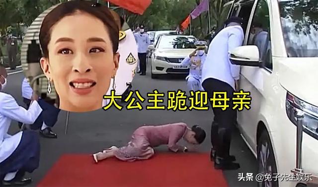 42岁泰国公主跪地上照顾妈妈,衣服渗出3条汗渍,孝顺女儿真少见