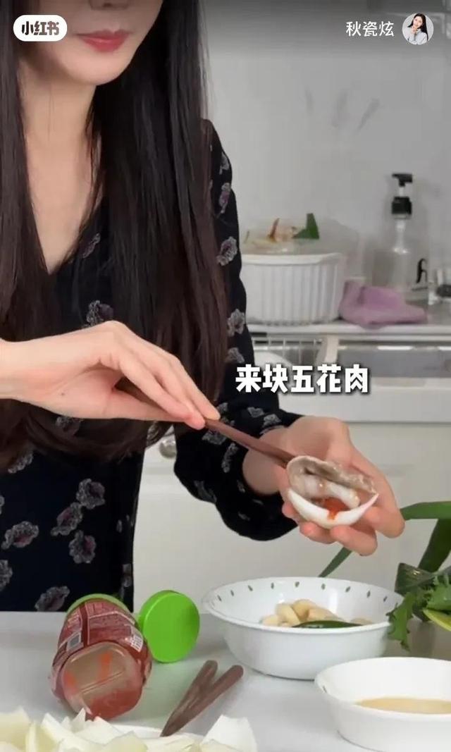 秋瓷炫一口大蒜一口肉,生吃大葱蘸酱太生猛,想回东北过大年啦!