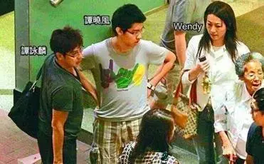 73岁谭咏麟与高挑美女十指紧扣逛街,女方疑是51岁红颜知己朱咏婷