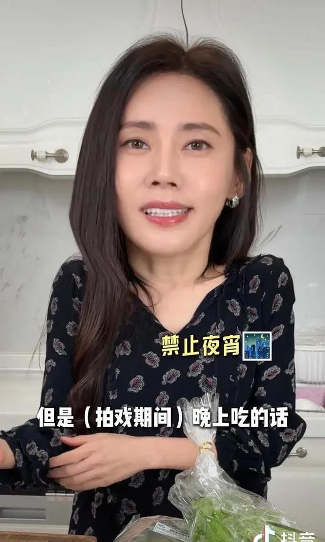秋瓷炫一口大蒜一口肉,生吃大葱蘸酱太生猛,想回东北过大年啦!