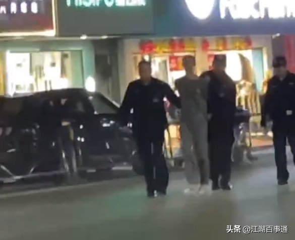 女孩遭流浪汉强行扒衣服,女孩向隔壁店老板求助,店老板却打游戏