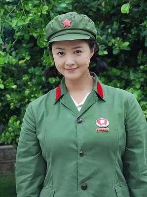 大胸明星美女(肉感女神“蒋欣”太丰满了大胸肥臀，匀称、前凸后翘身材太迷人)