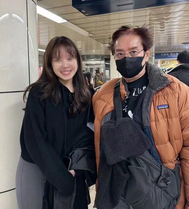 73岁谭咏麟与高挑美女十指紧扣逛街,女方疑是51岁红颜知己朱咏婷