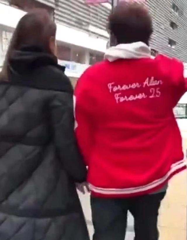 73岁谭咏麟与高挑美女十指紧扣逛街,女方疑是51岁红颜知己朱咏婷