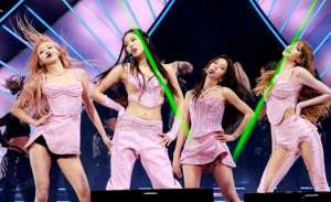 美女露肚子(韩国女星Jennie演出服再惹争议，衣服小到露侧乳，肚子上赘肉明显)