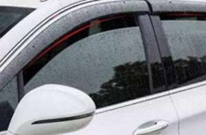 汽车安装雨眉(汽车雨眉到底要不要安装？老司机：装上利大于弊)