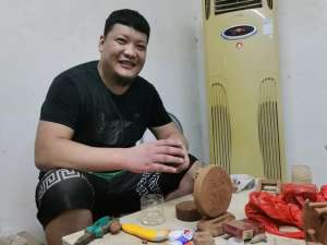 汽车泥塑(鹤壁80后小伙儿的泥巴“活”了，竟能拍出《亮剑》《头文字D》)