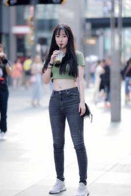 穿透明内裤美女(台湾妹是真敢穿，上露肚脐、下露内裤，性感不羁、真养眼)