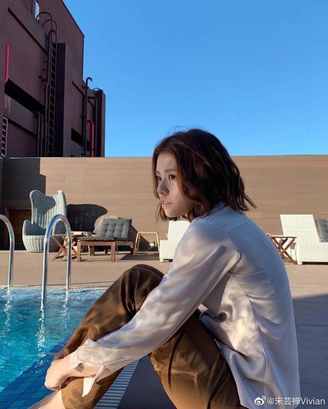 她是《西虹市首富》的夏竹，摘下眼镜的她，变成了女神