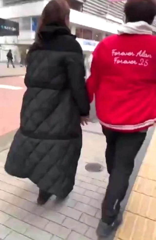 73岁谭咏麟与高挑美女十指紧扣逛街,女方疑是51岁红颜知己朱咏婷