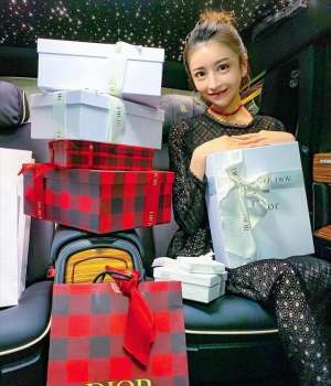 日币美女(日本陪酒女王爱泽绘美里，滴酒不沾却成业界传奇，她是如何做到的)