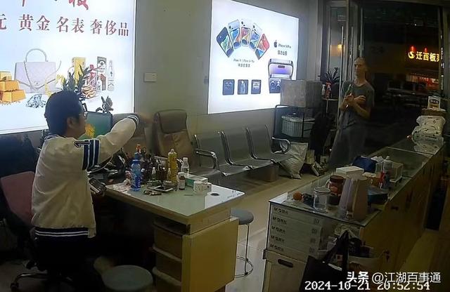 女孩遭流浪汉强行扒衣服,女孩向隔壁店老板求助,店老板却打游戏