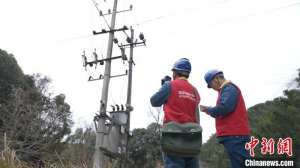 (新春走基层)江西抚州:电力工人寒潮巡检 保障群众温暖用电