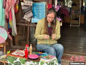 (新春走基层)“海岛乐趣”里的跨文化对话:美国人设计师谢敏的黎锦情缘