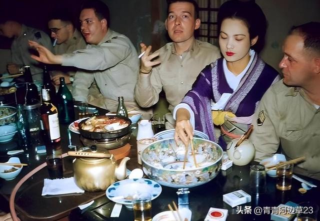 珍贵老照片,日军强征慰安妇,身上涂满奶油的性感美女