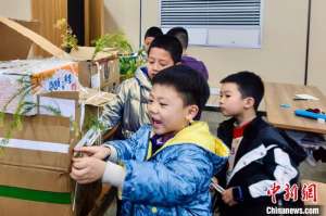 (新春走基层)“娘家人”帮带娃:玩伴多 花样多 欢乐多