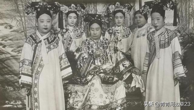 珍贵老照片,日军强征慰安妇,身上涂满奶油的性感美女