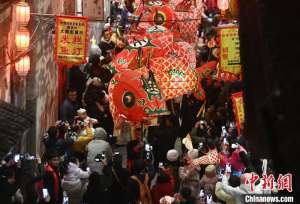 (新春见闻)八百年鱼灯“游”古村 舞灯人助力“跃龙门”