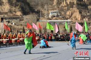 山西大宁:敲锣打鼓闹元宵 社火表演年味浓