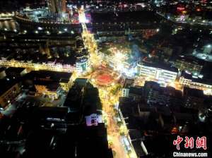 (新春走基层)贵州施秉:火树银花不夜天 多彩民俗乐无穷