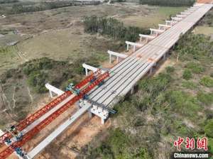 海南首条双向八车道高速公路开年加快施工