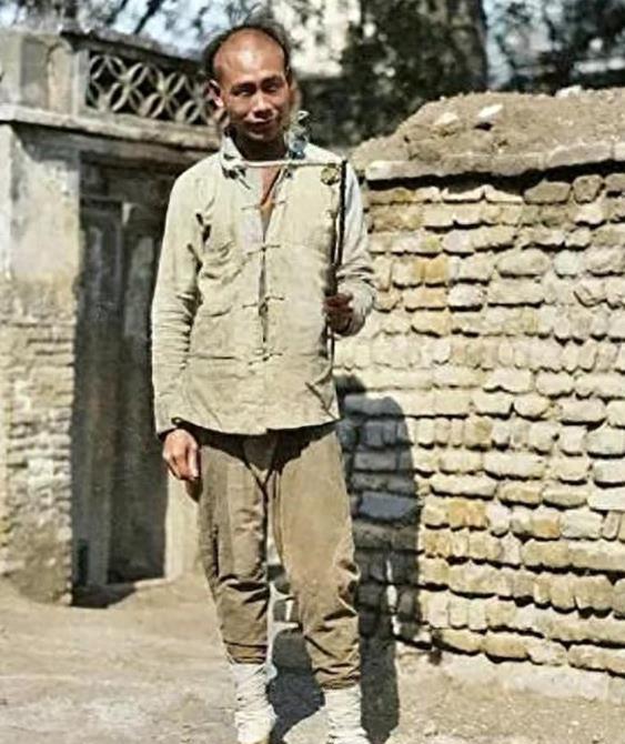 老照片再现:几名美军黑人士兵当街强暴一名女日女人,罪有应得