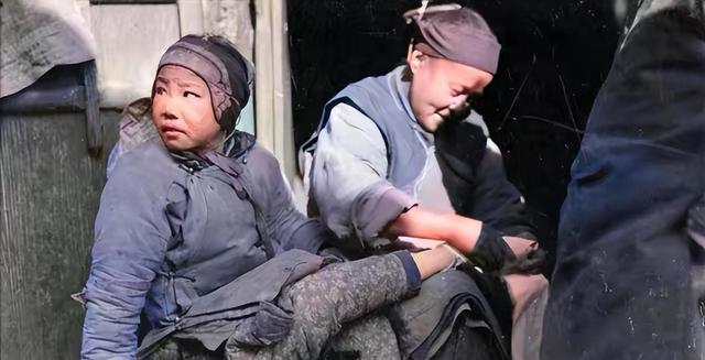 老照片再现:几名美军黑人士兵当街强暴一名女日女人,罪有应得