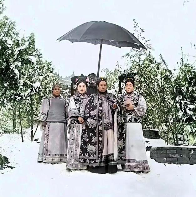 老照片再现:几名美军黑人士兵当街强暴一名女日女人,罪有应得