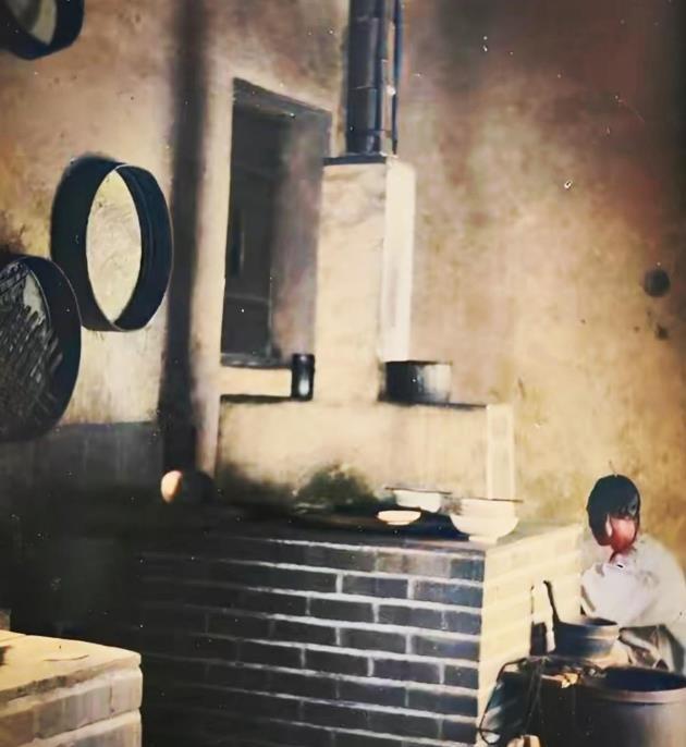 老照片再现:几名美军黑人士兵当街强暴一名女日女人,罪有应得