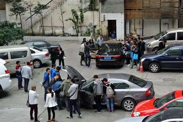 福耀汽车玻璃正品标识(判断事故车的重要参考之一你会看车窗角标吗？)