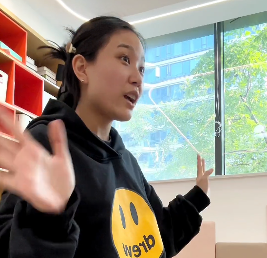 挖呀挖洗脑全网!女幼师爆红后辞职当网红,直播1天顶10年工资