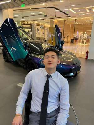汽车销售西装(帅气的汽车销售人称戴蒙叔叔，穿正装的样子真的帅呆了)