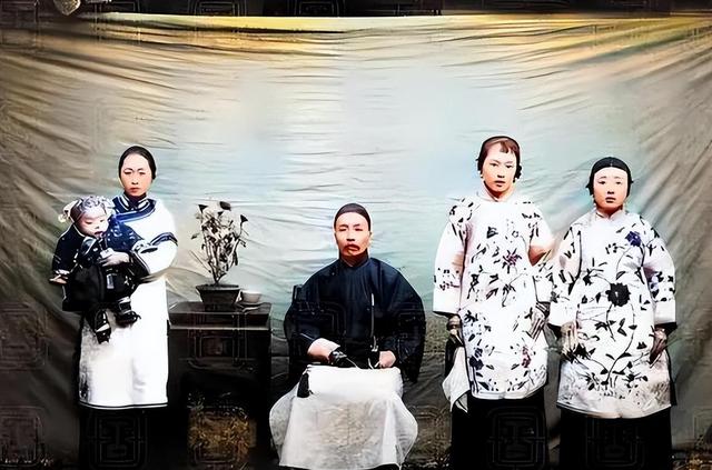 老照片再现:几名美军黑人士兵当街强暴一名女日女人,罪有应得