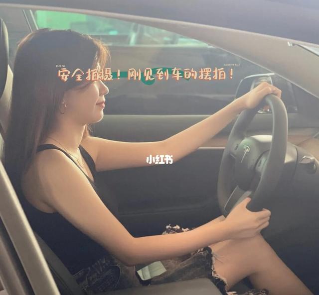 豪车被撞美女车主淡定应对,暖心之举获赞无数背后故事揭秘