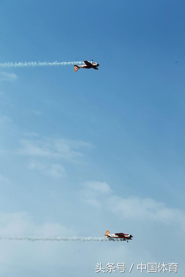 全运会航空模型比赛次日 美女轻装驾驶F16升空