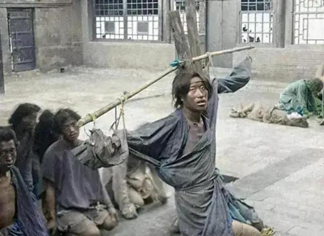 老照片再现:几名美军黑人士兵当街强暴一名女日女人,罪有应得