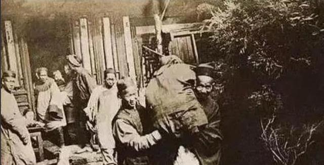 老照片再现:几名美军黑人士兵当街强暴一名女日女人,罪有应得