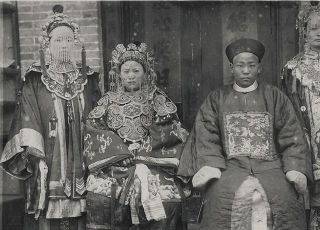 老照片再现:几名美军黑人士兵当街强暴一名女日女人,罪有应得