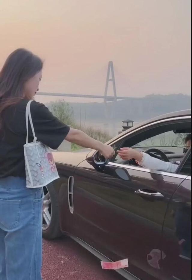 豪车被撞美女车主淡定应对,暖心之举获赞无数背后故事揭秘