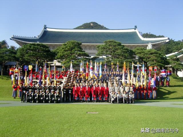 大明在韩国：青瓦台三军仪仗队穿明代服饰迎外宾，挥舞龙和朱雀旗