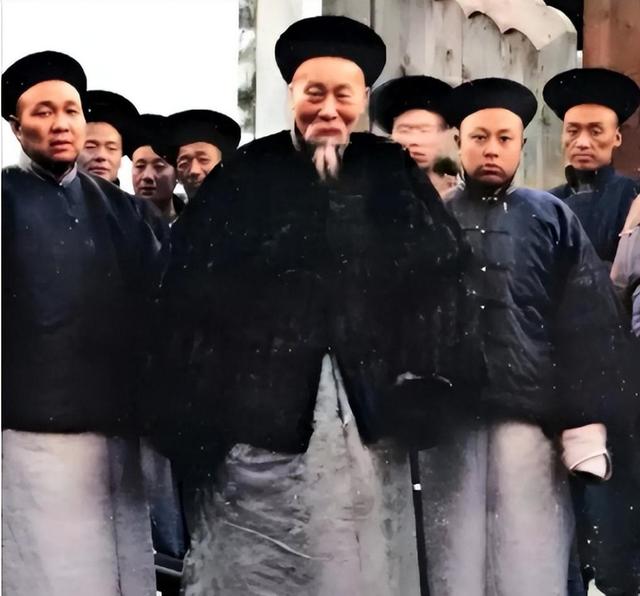 老照片再现:几名美军黑人士兵当街强暴一名女日女人,罪有应得