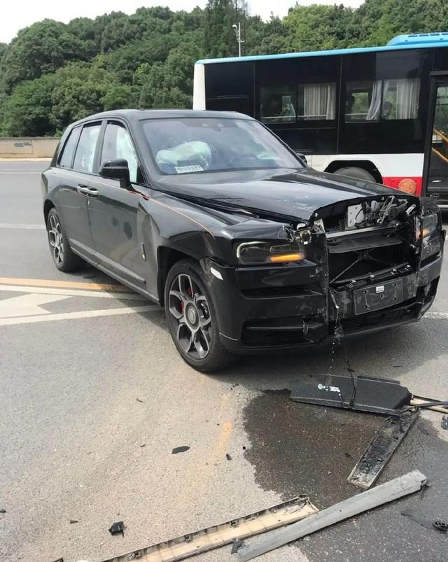 豪车被撞美女车主淡定应对,暖心之举获赞无数背后故事揭秘