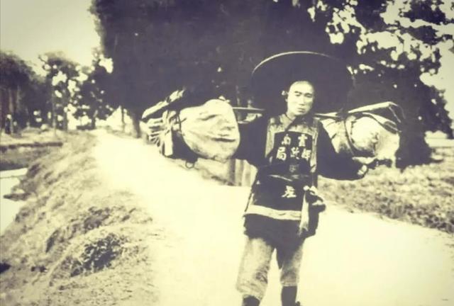 老照片再现:几名美军黑人士兵当街强暴一名女日女人,罪有应得