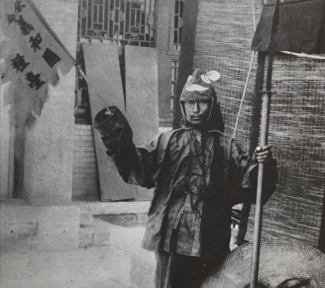 老照片再现:几名美军黑人士兵当街强暴一名女日女人,罪有应得