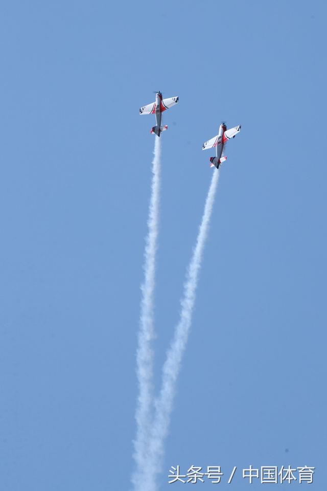 全运会航空模型比赛次日 美女轻装驾驶F16升空
