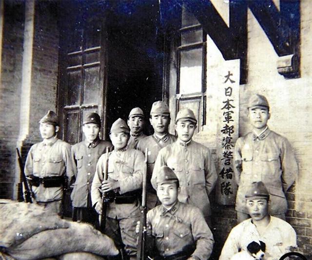 老照片再现:几名美军黑人士兵当街强暴一名女日女人,罪有应得