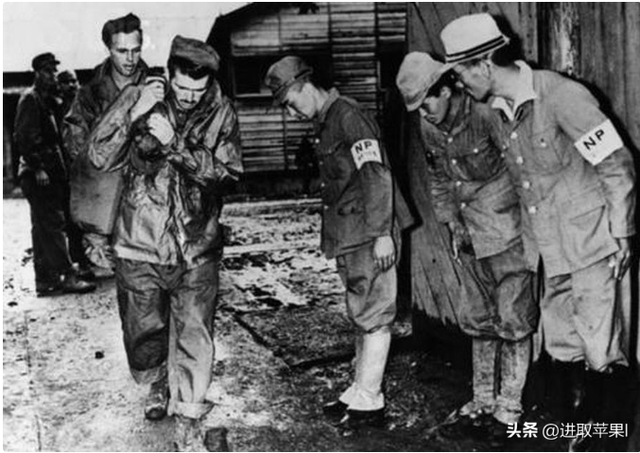 老照片再现:几名美军黑人士兵当街强暴一名女日女人,罪有应得